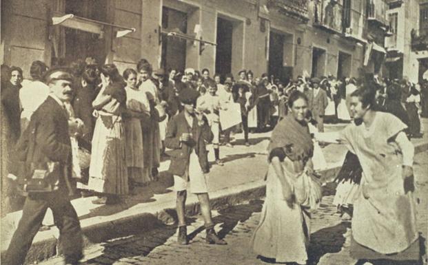 Largas colas se formaron delante de las panaderías../
