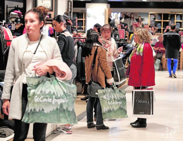 Las grandes superficies comerciales también registraron ayer una gran afluencia de público. :: ñito salas/
