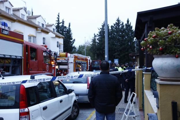 Bomberos junto a la vivienda incendiada. :: a. j. guerrero/