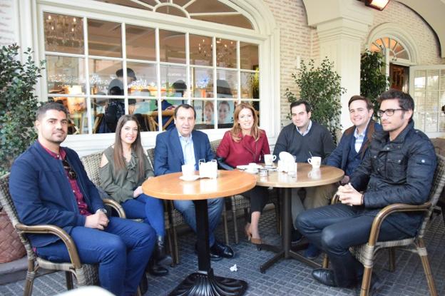 Ruiz Espejo y Villarejo con jóvenes socialistas./SUR