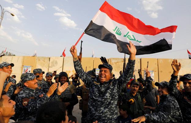 Miembros de la Policía federal iraquí celebran en una imagen de julio la recuperación de la ciudad de Mosul. :: Erik De Castro / REUTERS/
