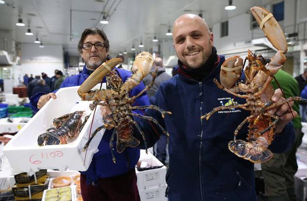 La langosta es uno de los muchos productos que no faltan estos días en la sección de pescados de Mercamálaga, aunque puede alcanzar cotizaciones de hasta los 70 euros el kilo, precio mayorista./Salvador Salas