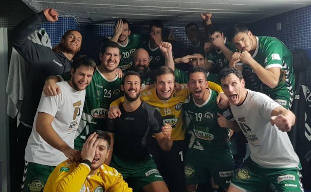 El equipo celebra la victoria en el vestuario. /SUR
