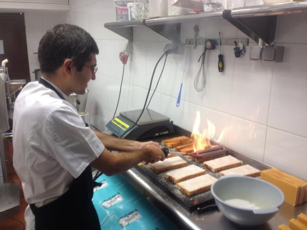 Fernando Mira, elaborando sus turrones de yema tostada. /AG