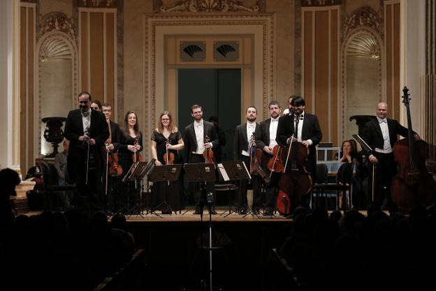 Los músicos, en pie, tras su actuación ayer en la Sala María Cristina. :: ñito salas/