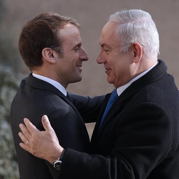 Mediación. Macron recibe con un abrazo a Netanyahu a su llegada al Elíseo. / YOAN VALAT / EFE