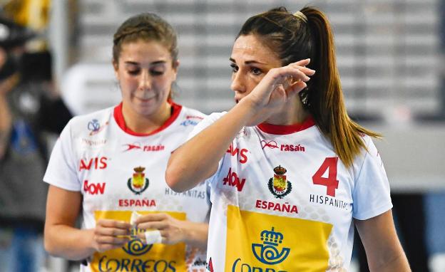 Carmen Martín lamenta la derrota de su equipo. :: efe/FILIP SINGER/
