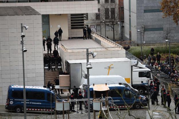 Vista general de los alrededores del Museo de Lérida, con los Mossos custodiando que pudieran partir las obras a Sijena. :: a. ropero / efe/