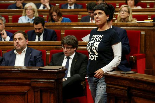 La exdiputada de la CUP Anna Gabriel en una sesión del Parlament, y tras ella Puigdemont. :: a. egea/reuters/