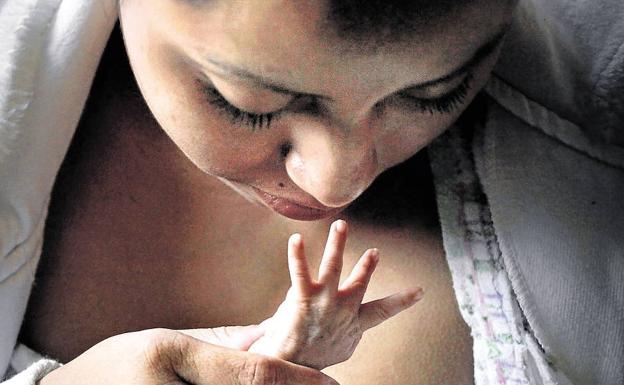 Casi el 19% de los niños nacidos son de madre extranjera. /Reuters