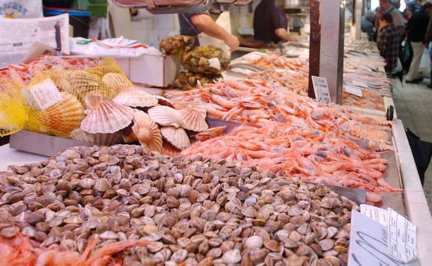 Entre las ofetas de esta semana figura una de jefe de sección de pescadería. /