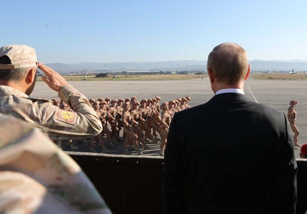 Revista. Vladímir Putin presencia un desfile de soldados rusos en la base aérea de Hmeimim. :: M.. K. / efe /