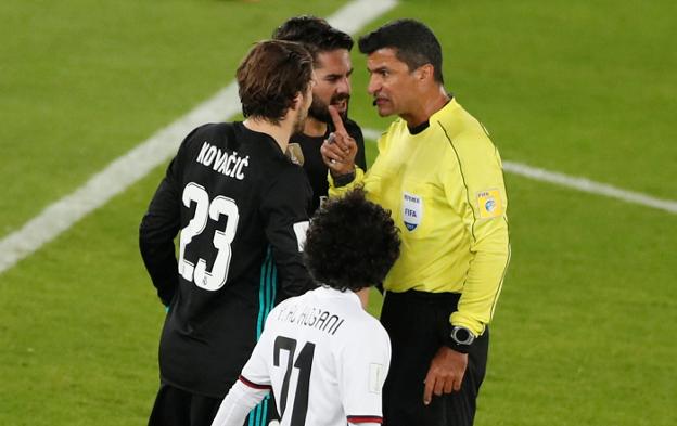 Kovacic e Isco protestan al árbitro, el brasileño Sandro Ricci. :: abdallah dalsh. reuters/