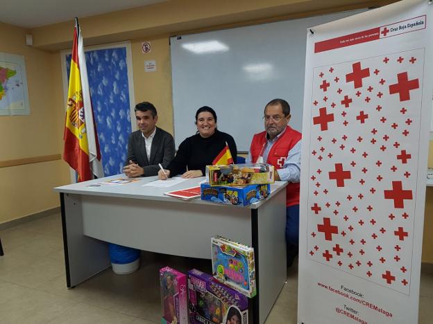Bernal y Fernández, junto al presidente de Cruz Roja Marbella. :: sur/