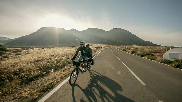 Juanma y Sergio Aznárez pedalean durante el viaje que les llevó desde Cuenca hasta el Atlas marroquí. :: r. c./