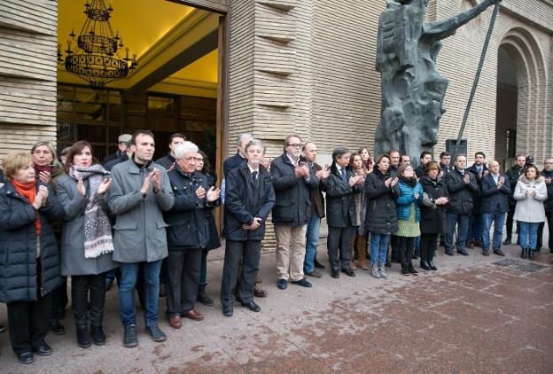 Concentración en el Ayuntamiento de Zaragoza para protestar por el homicidio de Víctor Láinez. /EFE