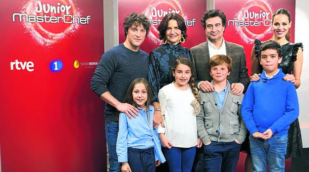 Jordi Cruz, Samantha, Pepe Rodríguez y Eva González, con algunos de los niños que concursan en el nuevo 'MasterChef Junior 5'. :: tve/