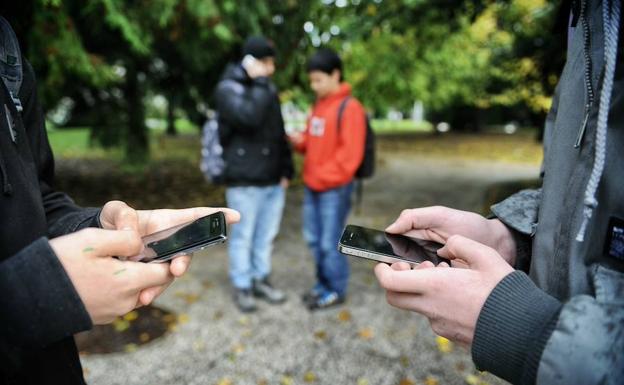 Los adolescentes cada vez más resuelven sus filias y sus fobias a través de las redes sociales./SUR