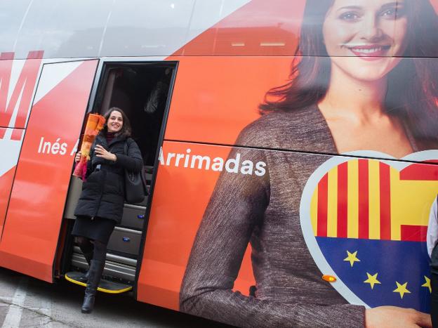 Inés Arrimadas baja ayer del autobús de campaña, tras un recorrido entre Figueras y Girona. :: enric fontcuberta / efe/