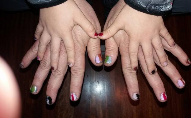 Un padre vasco se pinta las uñas para defender la afición de su hijo y la igualdad