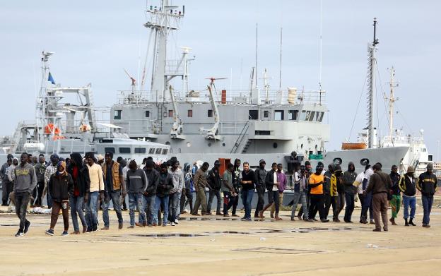Una hornada de inmigrantes ilegales llega a Trípoli después de haber sido rescatados en las costas de Garabulli. :: Mahmud TURKIA / afp/