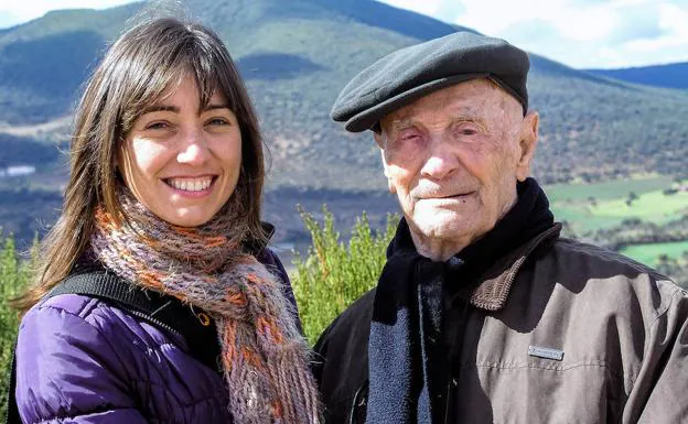 Francisco (El Hombrecino) y su nieta Susana, durante su viaje a Almendral en 2012, con la sierra donde se refugió en la Guerra Civil al fondo. Él murió al año siguiente. /Carlos Valcárcel