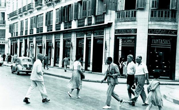 El edificio acogió desde principios del siglo XX los Almacenes Gómez Raggio.