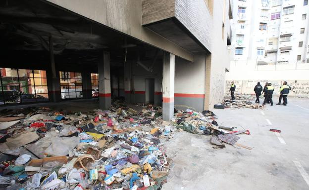 Imágenes del despliegue policial en el interior de los edificios okupados en la zona de Juan XXIII.