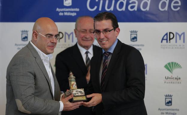 Cano, en el momento de recibir el premio de manos de Corral.