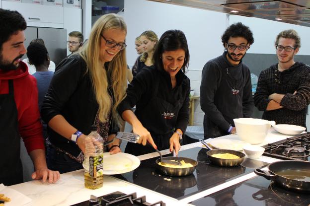 Los estudiantes que acudieron al curso en La Mesa Málaga aprendieron a cocinar una tortilla de patatas, entre otros platos. :: p. pineda/