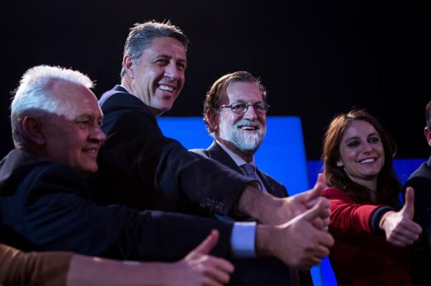 Albiol, Rajoy y Levy, en el último mitin ayer en Barcelona. :: Q. G. / efe/