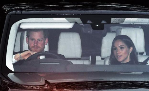 El príncipe Enrique y la actriz estadounidense Meghan Markle, llegan a la tradicional comida navideña celebrada en el Palacio de Buckingham, Londres./EFE