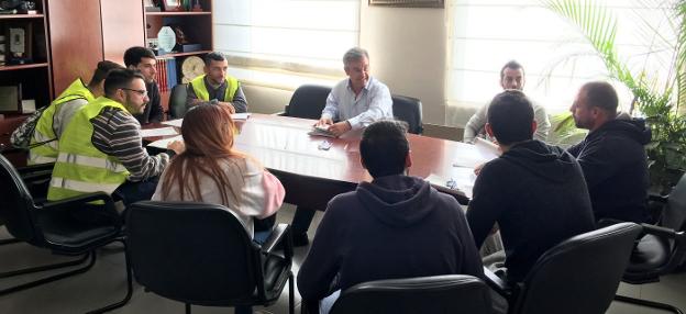 Firma de los últimos 17 contratos. /Ch. M.