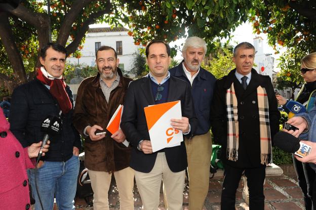 Gómez Palma, junto a otros miembros de Ciudadanos. :: josele-lanza/