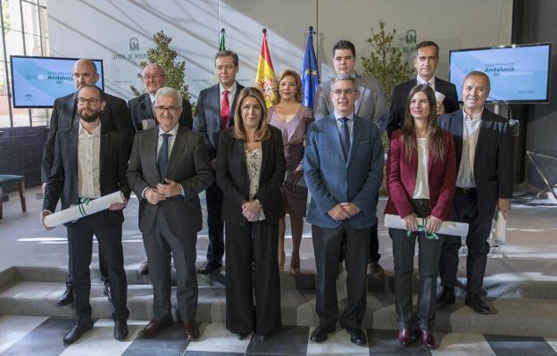 La presidenta, con el vicepresidente, el portavoz y los premiados-/SUR