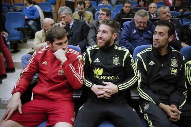 Sergio Ramos y Busquets, juntos con La Roja. :: emilio naranjo. efe/