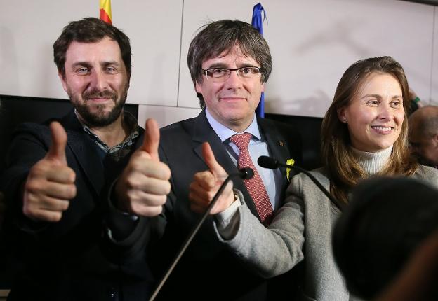 Carles Puigdemont celebra, anoche, los resultados de las elecciones autonómicas en Bruselas. :: Stephanie Lecocq / efe
/