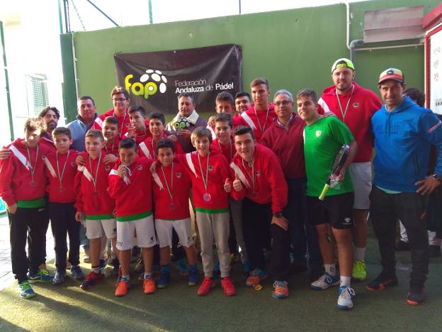 Los componentes del equipo Astiglass Los Boliches Solelec, con sus medallas :: sur
/