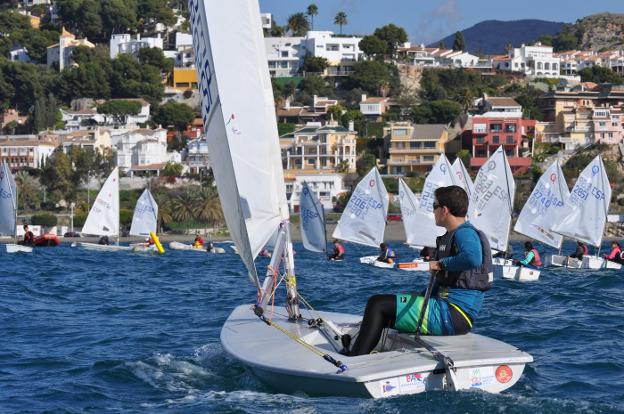 El viento hizo posible la disputa de la regata, clasificatoria para la Copa de Andalucía. :: sur
/