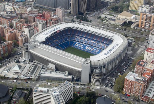 Vista aérea del Santiago Bernabéu, recinto que acogerá hoy el Real Madrid-Barcelona. :: alberto ferreras/