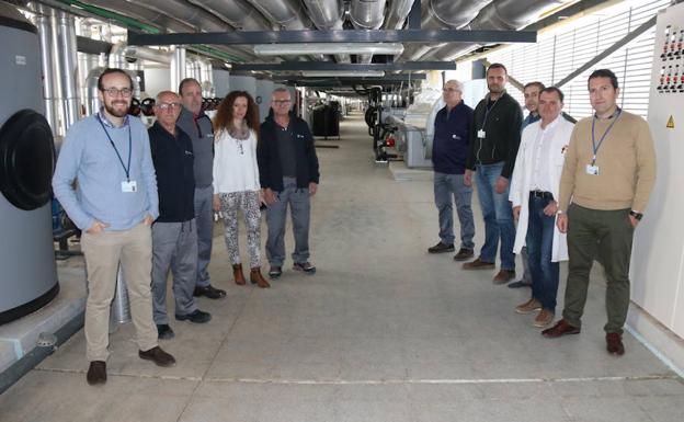 Parte del equipo, en una de las salas de unos 5.000 metros cuadrados./Vanessa Melgar