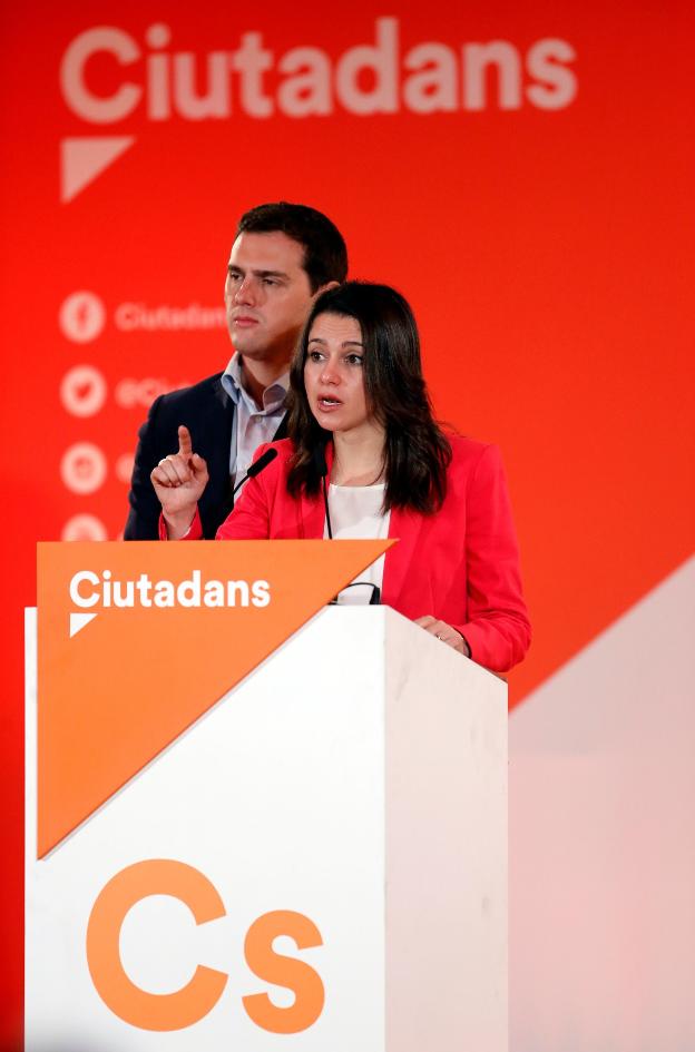 Arrimadas, acompañada por Rivera tras el comité ejecutivo de Ciudadanos de este viernes. :: p. b. / afp/