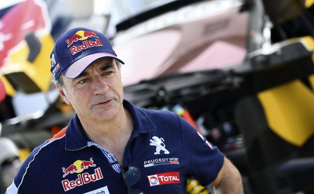 Carlos Sainz atiende a los medios antes de partir hacia el Rally Dakar, que se corre en Paraguay, Argentina y Bolivia del 2 al 14. /AFP