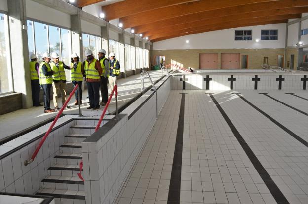 Imagen de la última visita institucional a las obras, a finales del mes pasado, cuando estaban al 95%. :: e. c./
