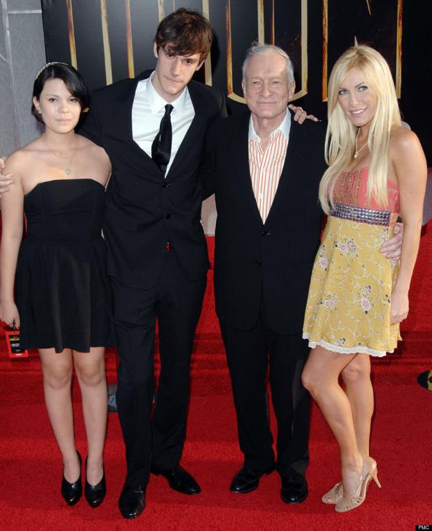 El editor junto a su última esposa, Crystal Harris, de 31 años, su hijo Cooper Hefner y su nuera. :: r. c./