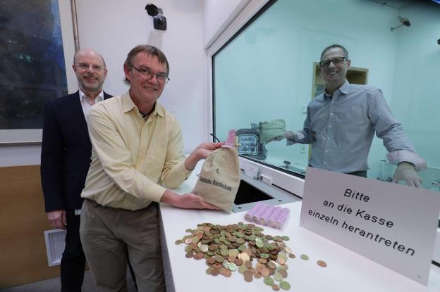 Wolfgang Kaemereit con algunas de las monedas. Detrás de él, su jefe Heiko Ennen. :: martin remmers/