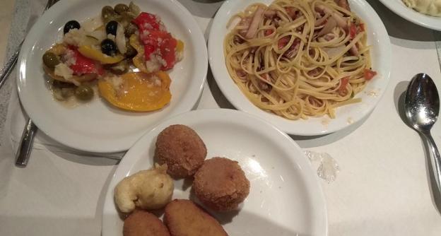 Aspecto de los platos servidos en la cena de Nochebuena a los policías alojados en el barco Rapsody. :: r. c./