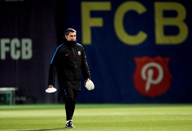 Ernesto Valverde, durante uno de los entrenamientos dirigidos en Sant Joan D'Espí. :: A. GARCÍA / efe/