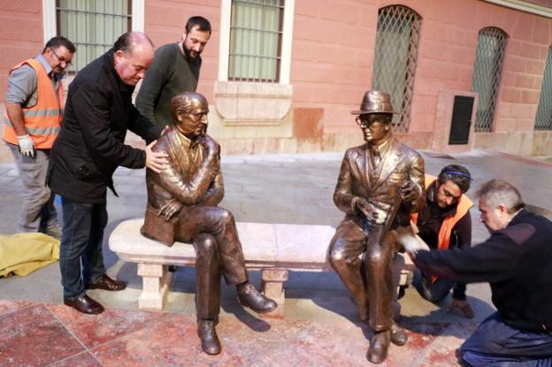 El alcalde de Antequera, Manuel Barón, ayer, supervisa la colocación de las dos esculturas. :: a. j. guerrero
/