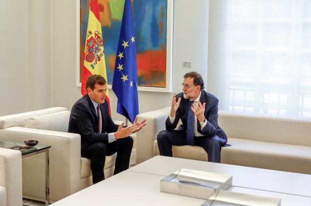 Rajoy y Rivera conversan en la Moncloa en la primera reunión tras las elecciones catalanas de la pasada semana. :: oscar del pozo/